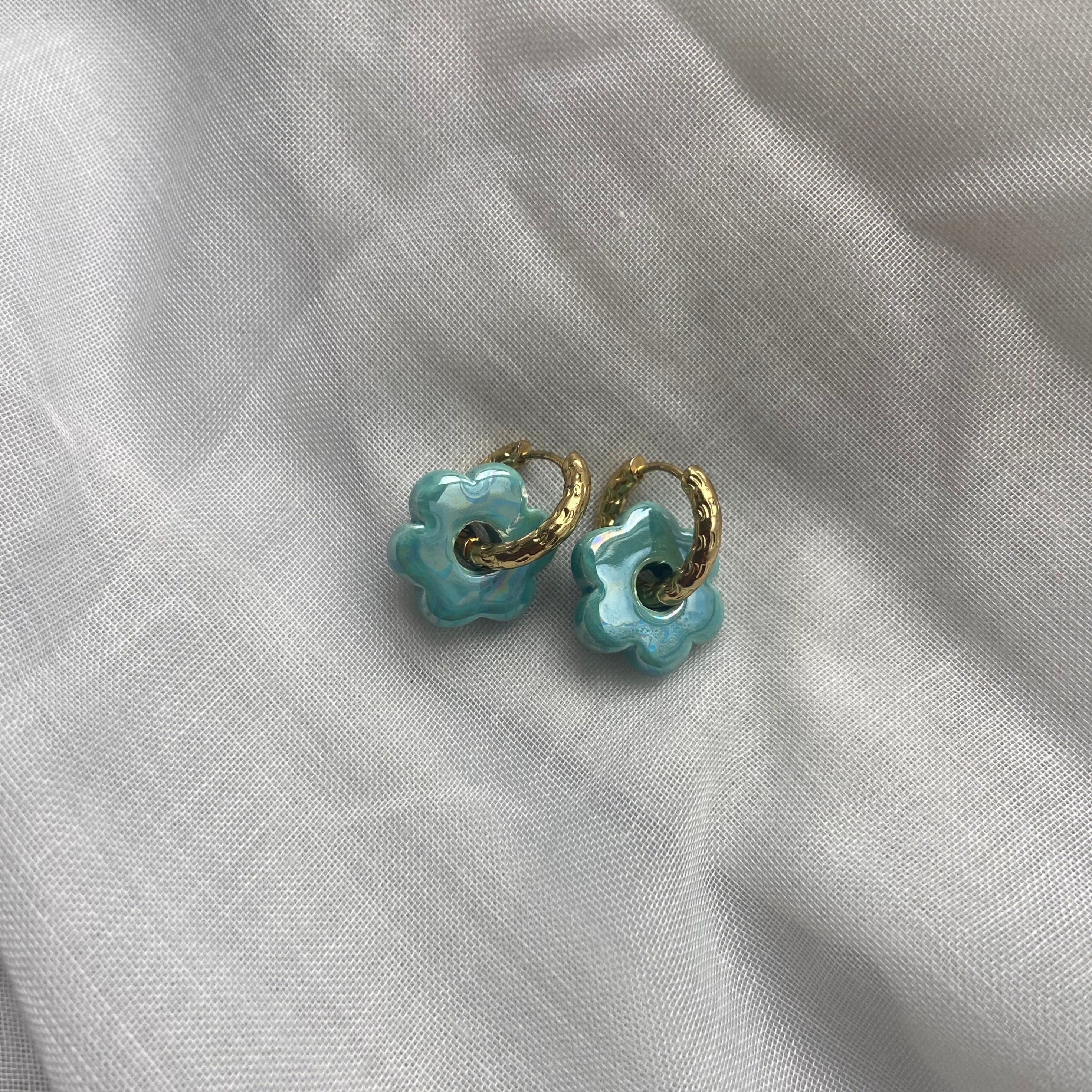 boucles d'oreilles forme fleur petite bleu