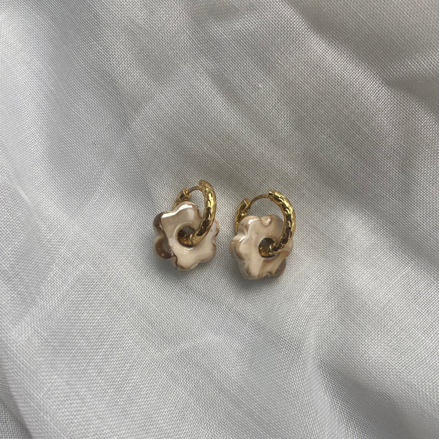boucles d'oreilles forme fleur petite beige