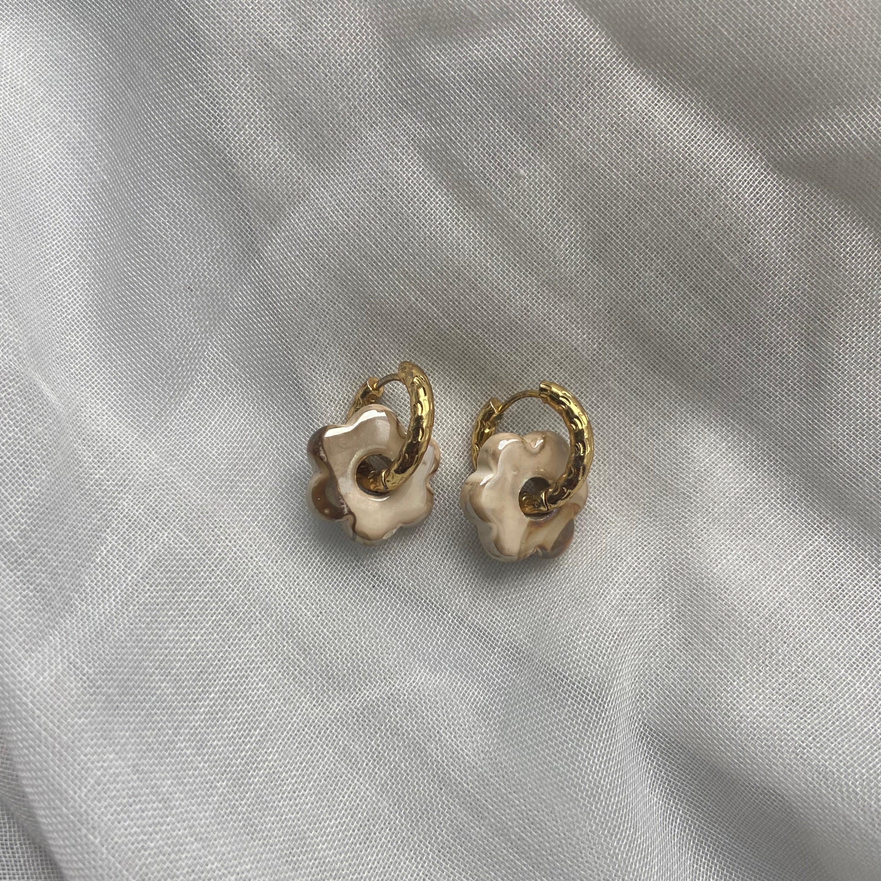 boucles d'oreilles forme fleur petite beige