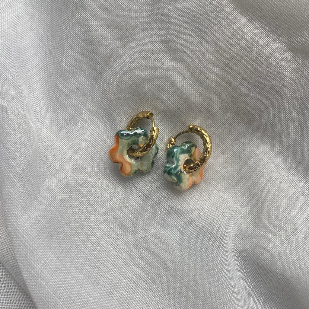boucles d'oreilles forme fleur petite bleu et orange