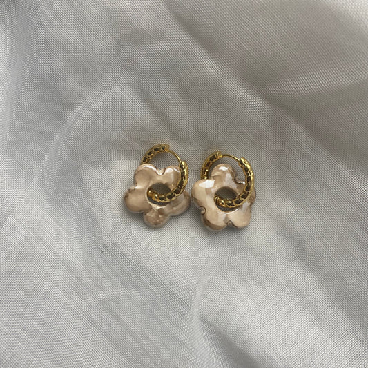 boucles d'oreilles forme fleur beige